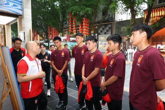 清早，却已经有城镇的居民，已经那边官道上过来的客商，进出城门。